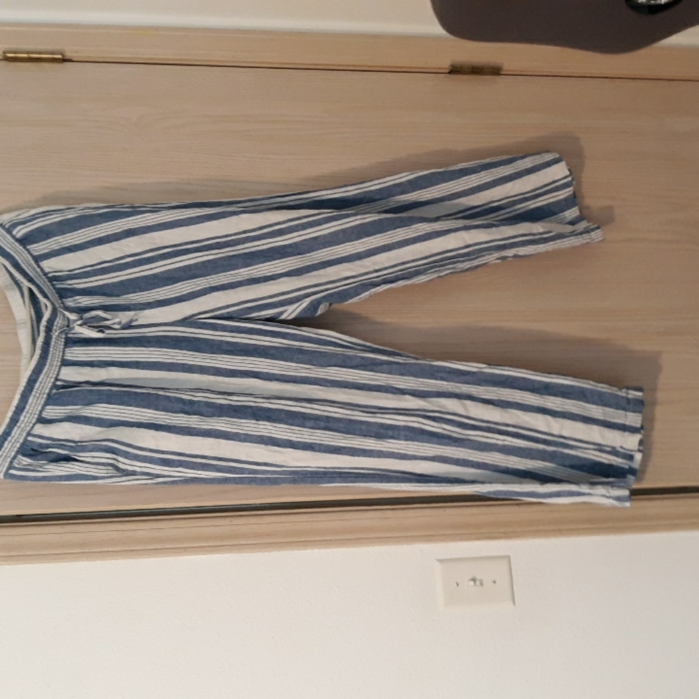 Old navy casual beach pants. Side pockets and back pockets size L